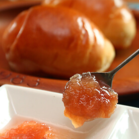 手作りジャムとロールパン
