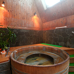 天然温泉の樽型ヒノキ風呂